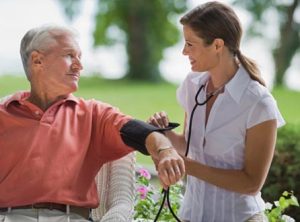 مراقب و نگهداری از سالمند در منزل و خانه