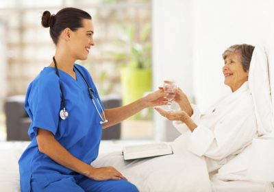 آشپزی و نظافت در منزل برای سالمندان